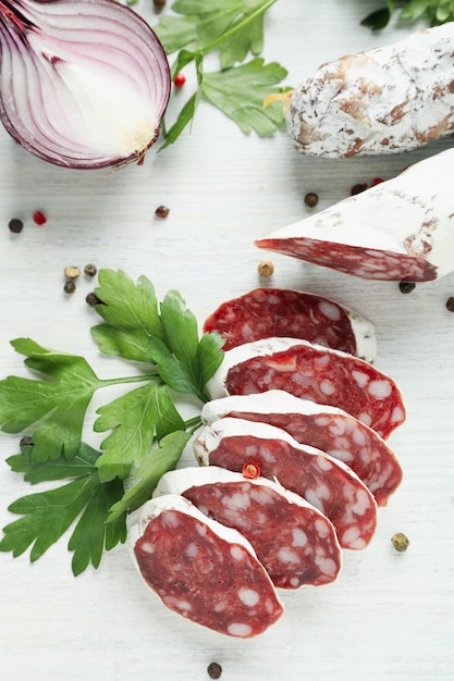 Ã Â¡oncept di cibo gustoso con salame, close up