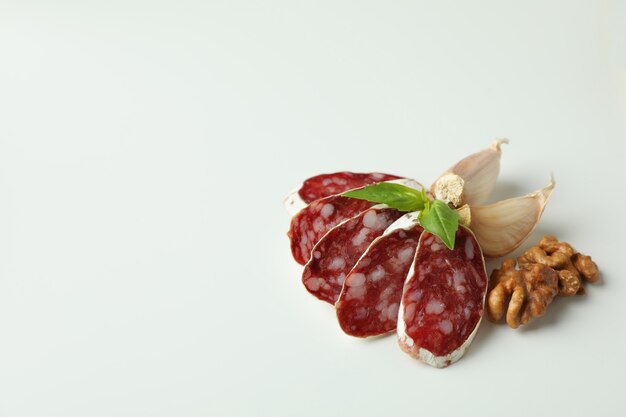 Ã Â¡oncept di cibo gustoso con salame su sfondo bianco