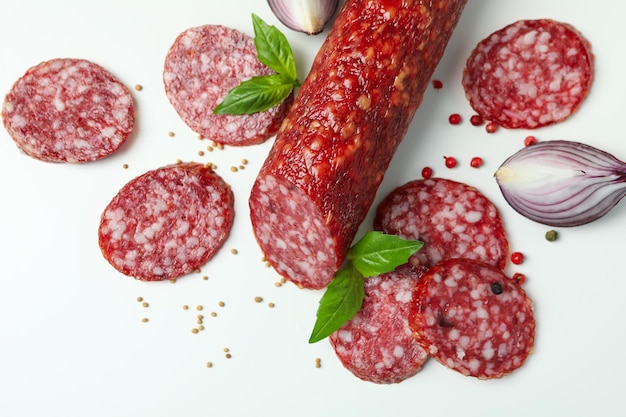 Ã Â¡oncept di cibo gustoso con salame su sfondo bianco