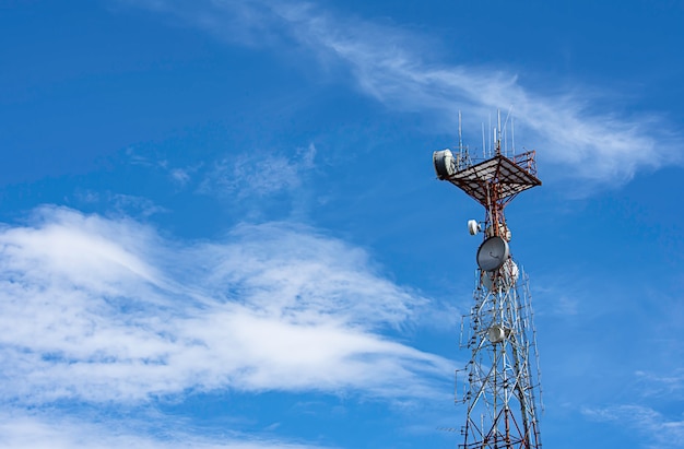 Onda albero di trasmissione grande segnale del telefono con un cielo blu brillante.