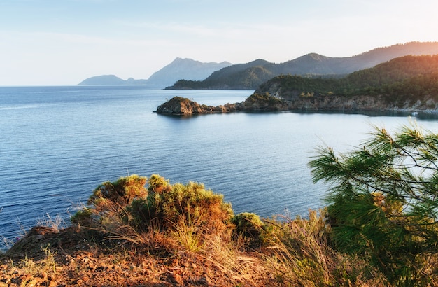 Onda blu del mare del Mediterraneo sulla costa turca nel eveni