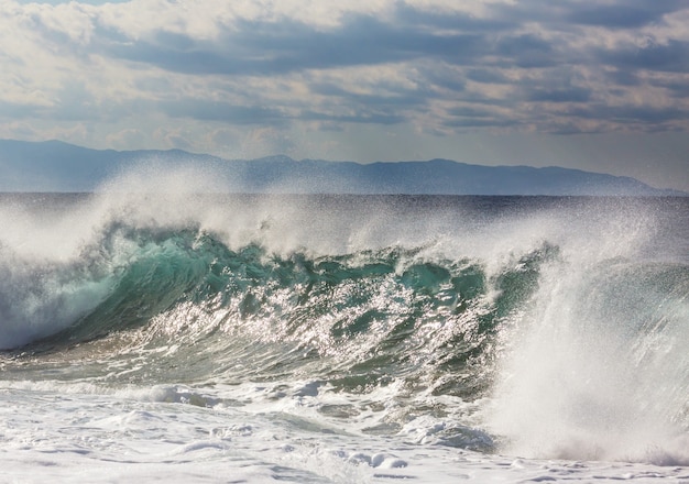 Onda blu sulla spiaggia.