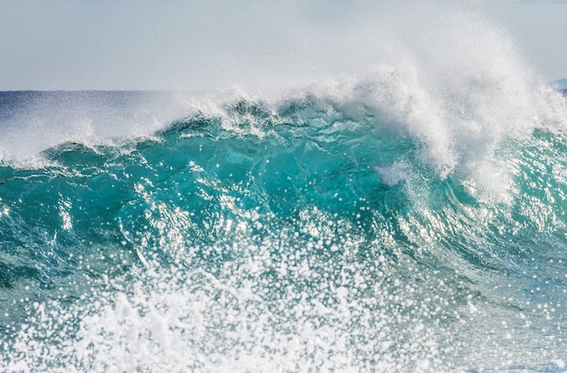 Onda blu sulla spiaggia.