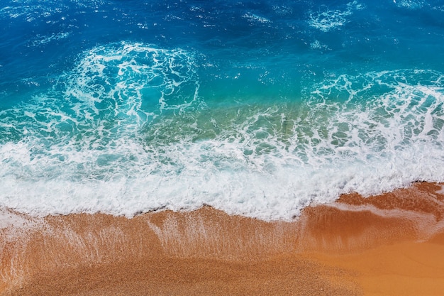 Onda blu sulla spiaggia.