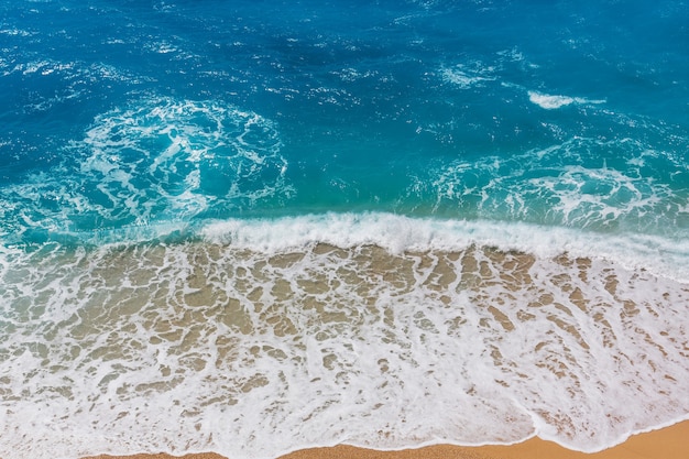 Onda blu sulla spiaggia.