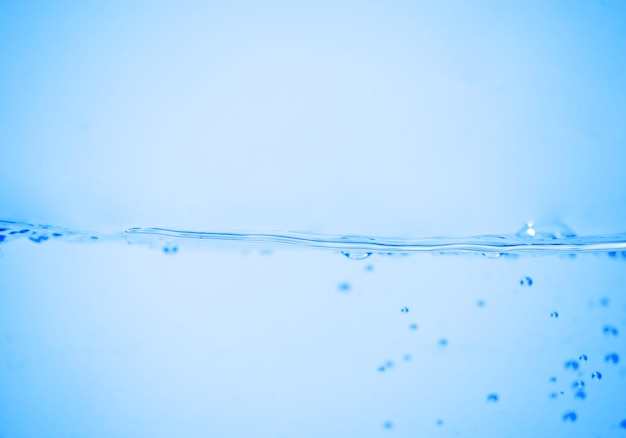 Onda d'acqua con bolle su un bianco