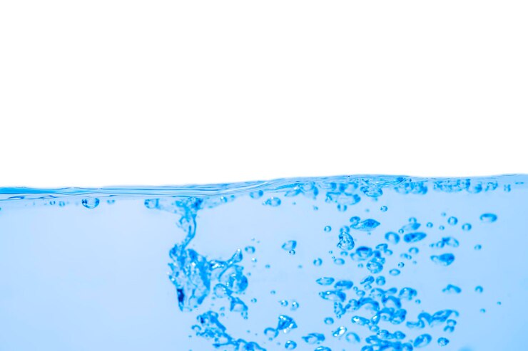 Foto onda d'acqua con bolle su un bianco