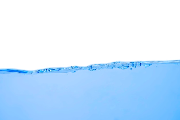 Onda d'acqua con bolle su un bianco