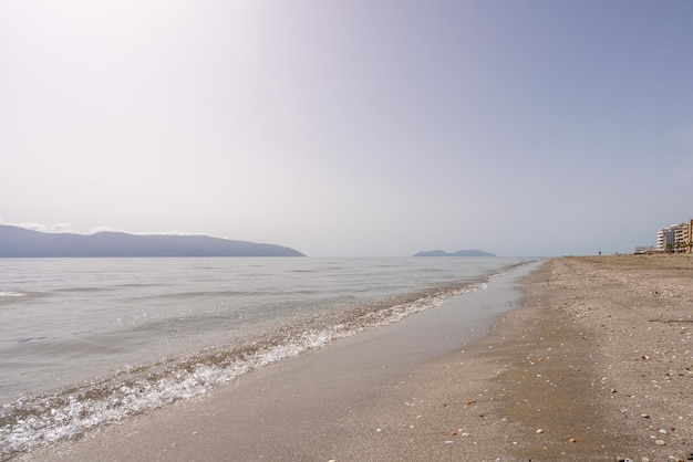 Onda del mare blu morbida sulla spiaggia sabbiosa pulita a vlore albania