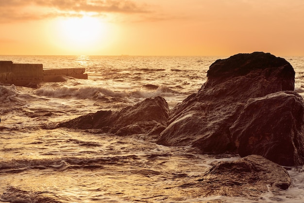 Onda del mare che schizza sulle rocce, sfondo stagionale di vacanza naturale soleggiata vintage hipster