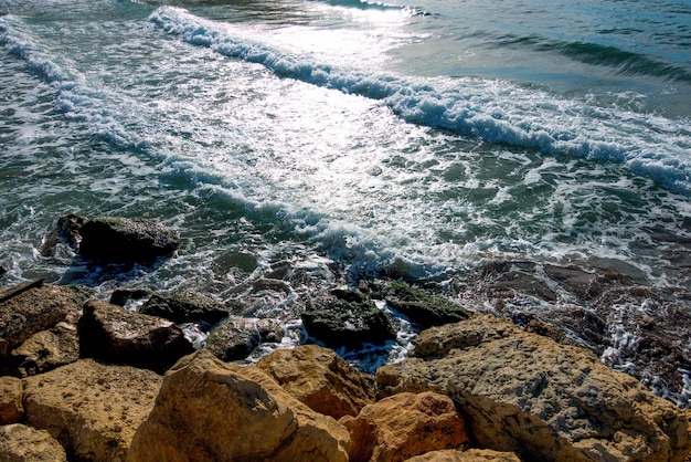 Onda del mare che si infrange sulle rocce