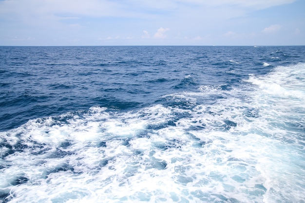 Onda del mare con cielo e nuvole