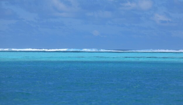 onda del mare e cielo blu