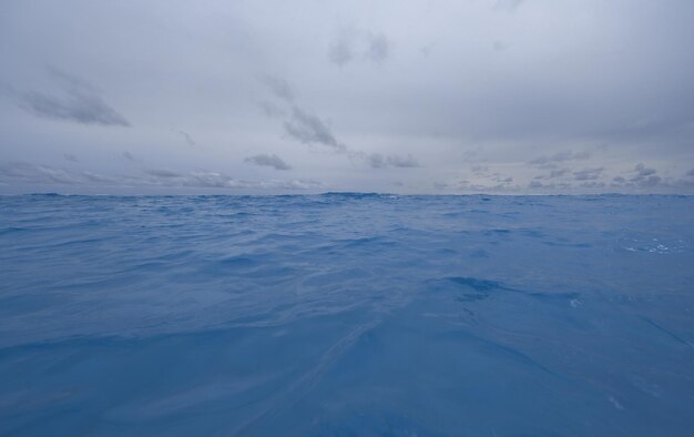 onda del mare e cielo blu