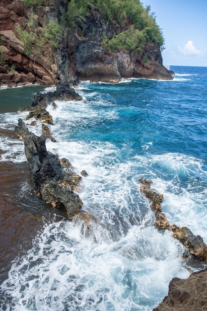 Onda del mare e roccia, fondo della spiaggia di estate.