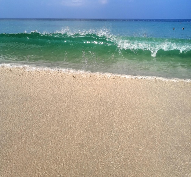 Onda del mare e spiaggia Luce solare blu delle onde dell'oceano Posto per testo