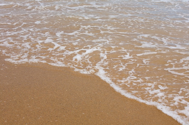 Onda del mare sulla sabbia bagnata