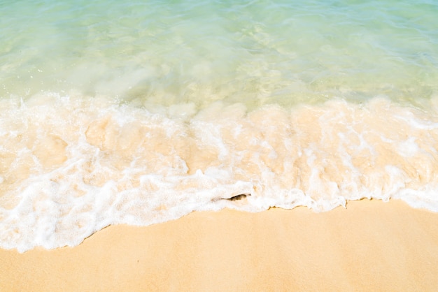 Onda del mare sulla spiaggia