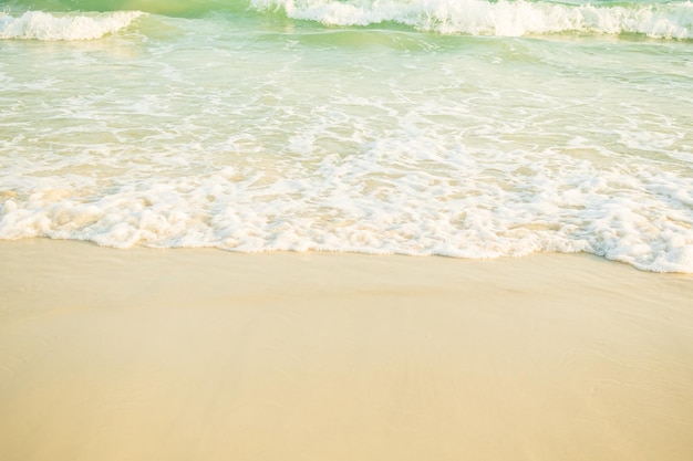 Onda del mare sullo sfondo della spiaggia di sabbiaTropical Summer Nature SeascapeRiva dell'acqua sulla costaSpash White and Smooth Wave of Blue Ocean LandscapeSpazio libero per il turismo Relax Vacation in HolidaysBeauty Bay