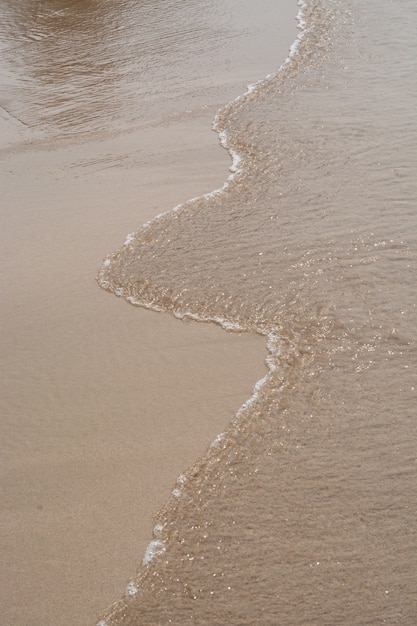 onda del mare sullo sfondo di sabbia