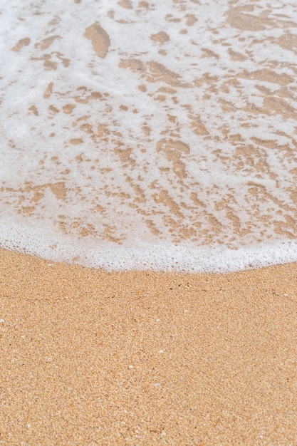 Onda del mare sullo sfondo spiaggia di sabbia