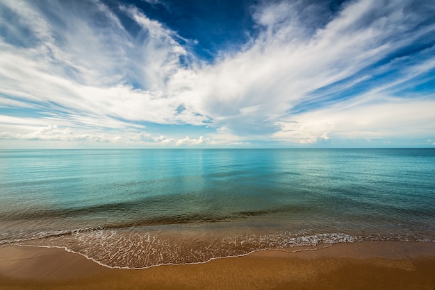 Onda del mosso alla spiaggia