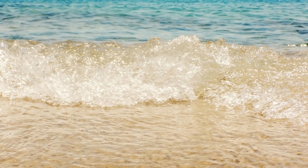 Onda dell'oceano blu sulla spiaggia sabbiosa Summer Background
