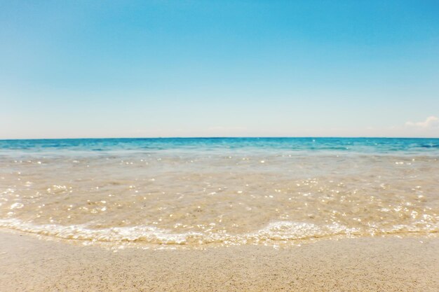 Onda dell'oceano blu sulla spiaggia sabbiosa Summer Background