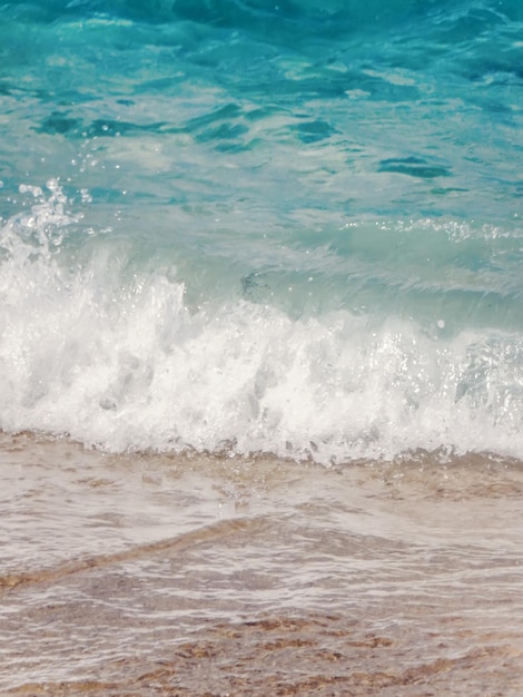 Onda dell'oceano blu sulla spiaggia sabbiosa Summer Background