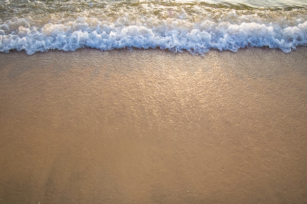 Onda dell&#39;oceano sulla spiaggia sabbiosa.