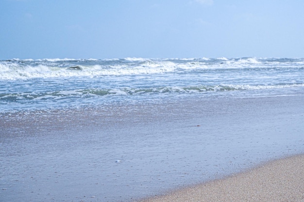 Onda di mare bellissima spiaggia tropicale e mare in giornata di sole Spiaggia del mare