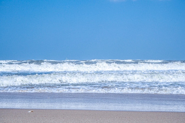 Onda di mare bellissima spiaggia tropicale e mare in giornata di sole Spiaggia del mare