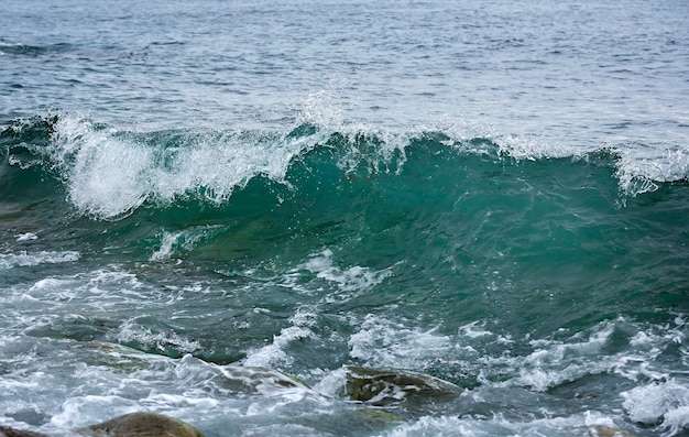 Onda di tempesta sulla costa dell'Artico