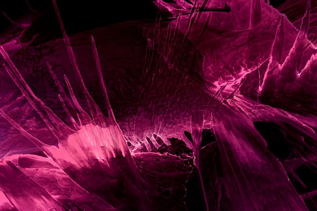 Onda elettrica rosa astratta sul fondo nero di tecnologia. Vernice a luce al neon in acqua, esplosione acrilica, arte liquida fluida