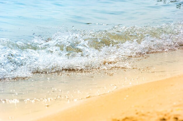 Onda in riva al mare. Sfondo naturale.