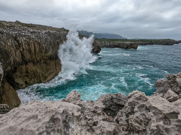 Onda nella vista del paesaggio della costa nelle Asturie in Spagna