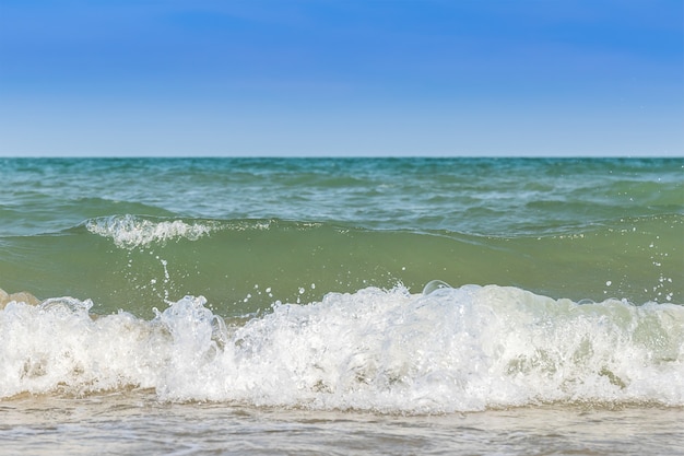 Onda sulla linea del mare