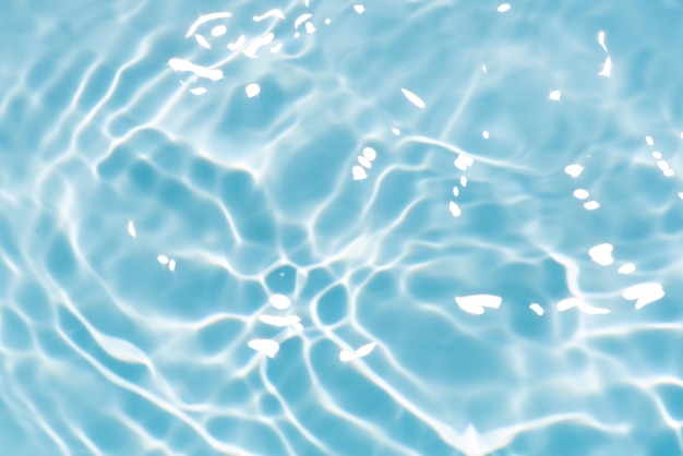 Ondate d'acqua blu sulla superficie ondulazioni sfocate sfocato sfocato trasparente blu colore chiaro calma
