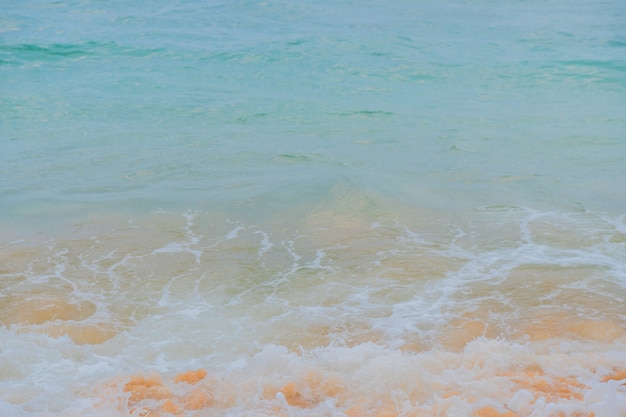 Onde blu dell&#39;oceano e sabbia gialla della spiaggia.