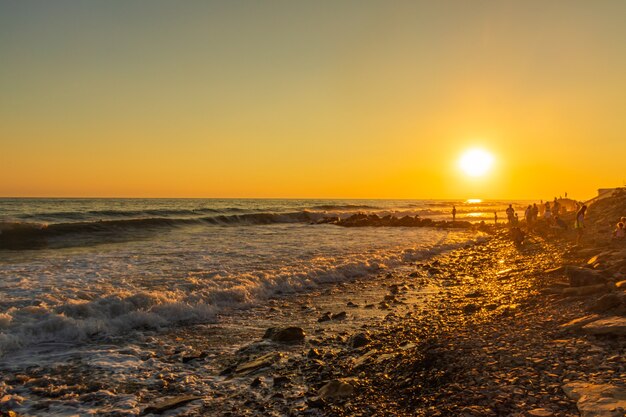 Onde blu scuro contro il bellissimo tramonto arancione sul Mar Nero, Anapa, Russia