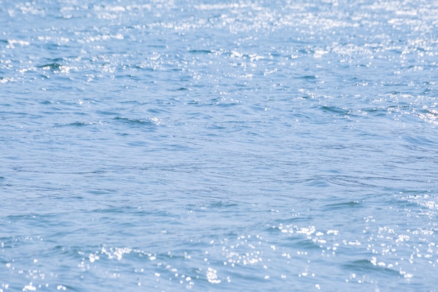 Onde blu su sfondo superficie dell&#39;oceano