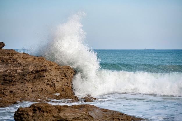 Onde che colpiscono la riva del mare