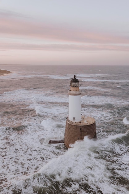 Onde che colpiscono un faro in Scozia