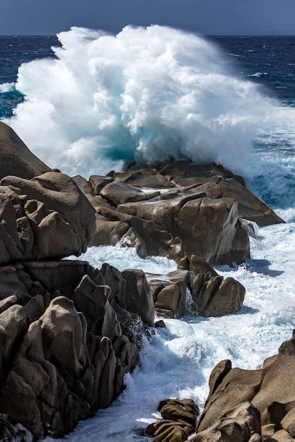 Onde che martellano la costa a Capo Testa Sardegna