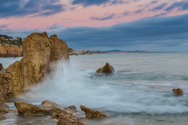 Onde che si infrangono contro le rocce. Spiaggia di Albufeira Riffes.