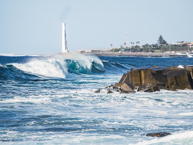 Onde che si infrangono sulla costa nord di Tenerife