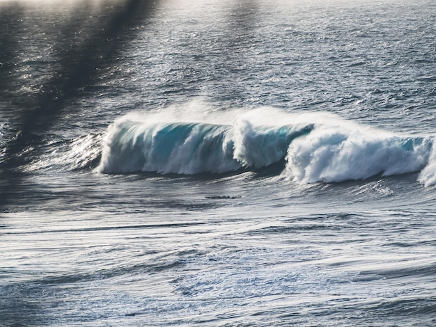 Onde che si infrangono sulla costa nord di Tenerife