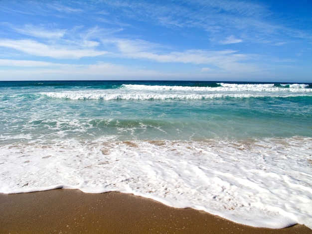 Onde che si infrangono sulla riva del mare