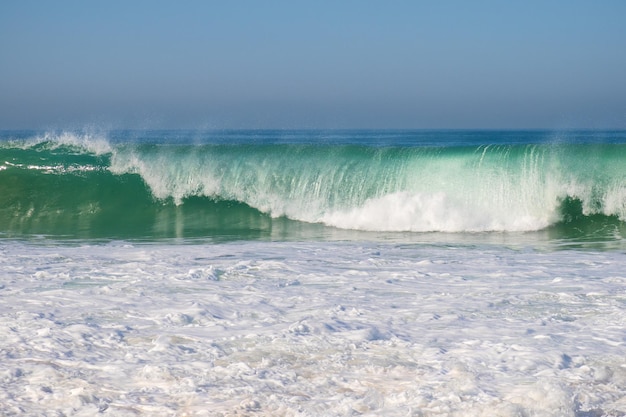 Onde che si infrangono sulla riva di Biarritz