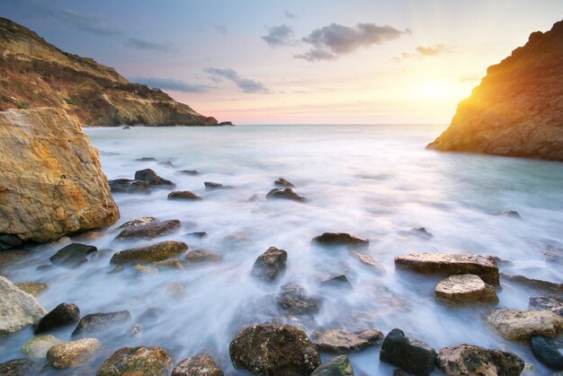 Onde che si infrangono sulla riva durante il tramonto